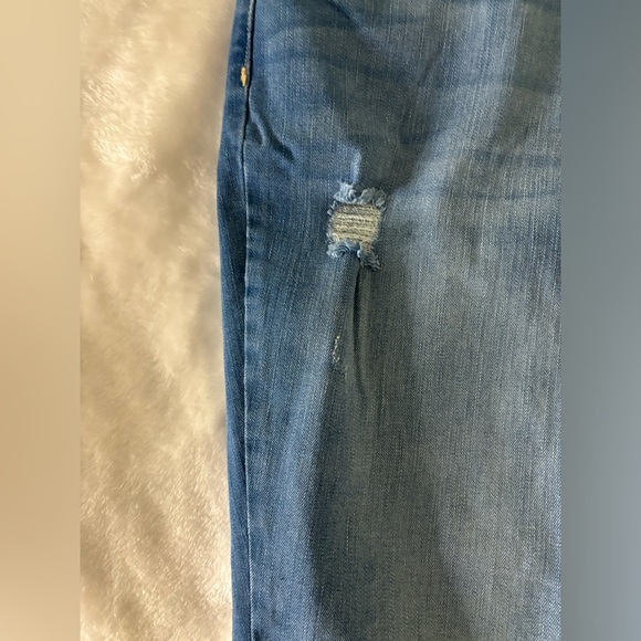 Old Navy Women’s Distressed Boyfriend Straight Jeans 18 Regular NWOT - Picture 3 of 7